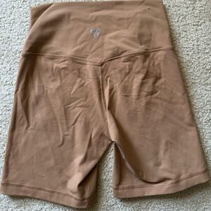 Aritzia 5IN TNA Butter shorts